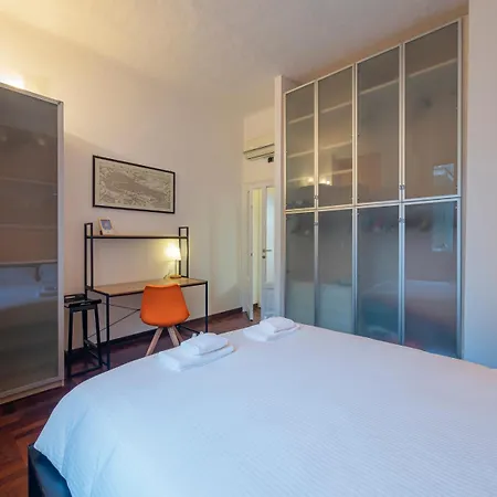 Xenia - Charming Three-room Apartamento