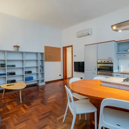 Apartamento Xenia - Charming Three-room Milão